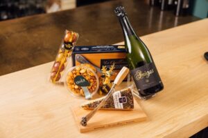 Kerstpakket met Wijn, Delicatessen een Gouden Hert in Luxe Draagtas
