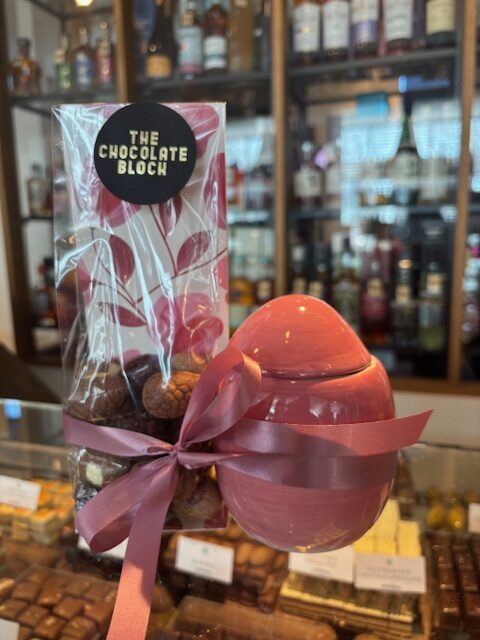 Paaseitjes van Visser Chocolade 250 gram met een Keramische Pot